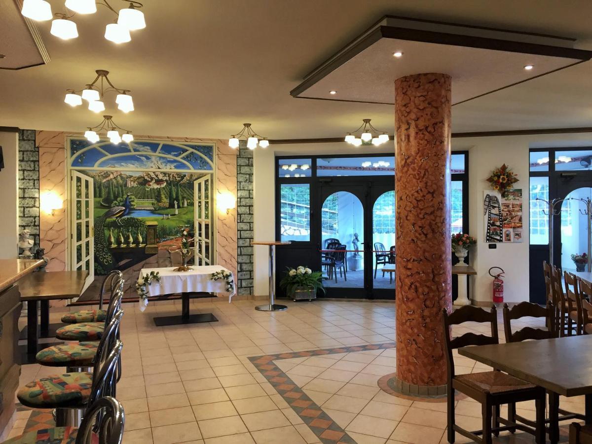 Hotel Ristorante Scoiattolo Sporminore Exterior photo