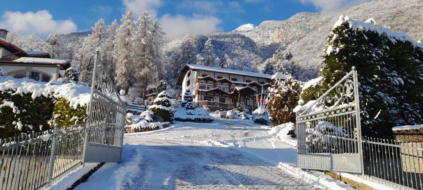 Hotel Ristorante Scoiattolo Sporminore Exterior photo